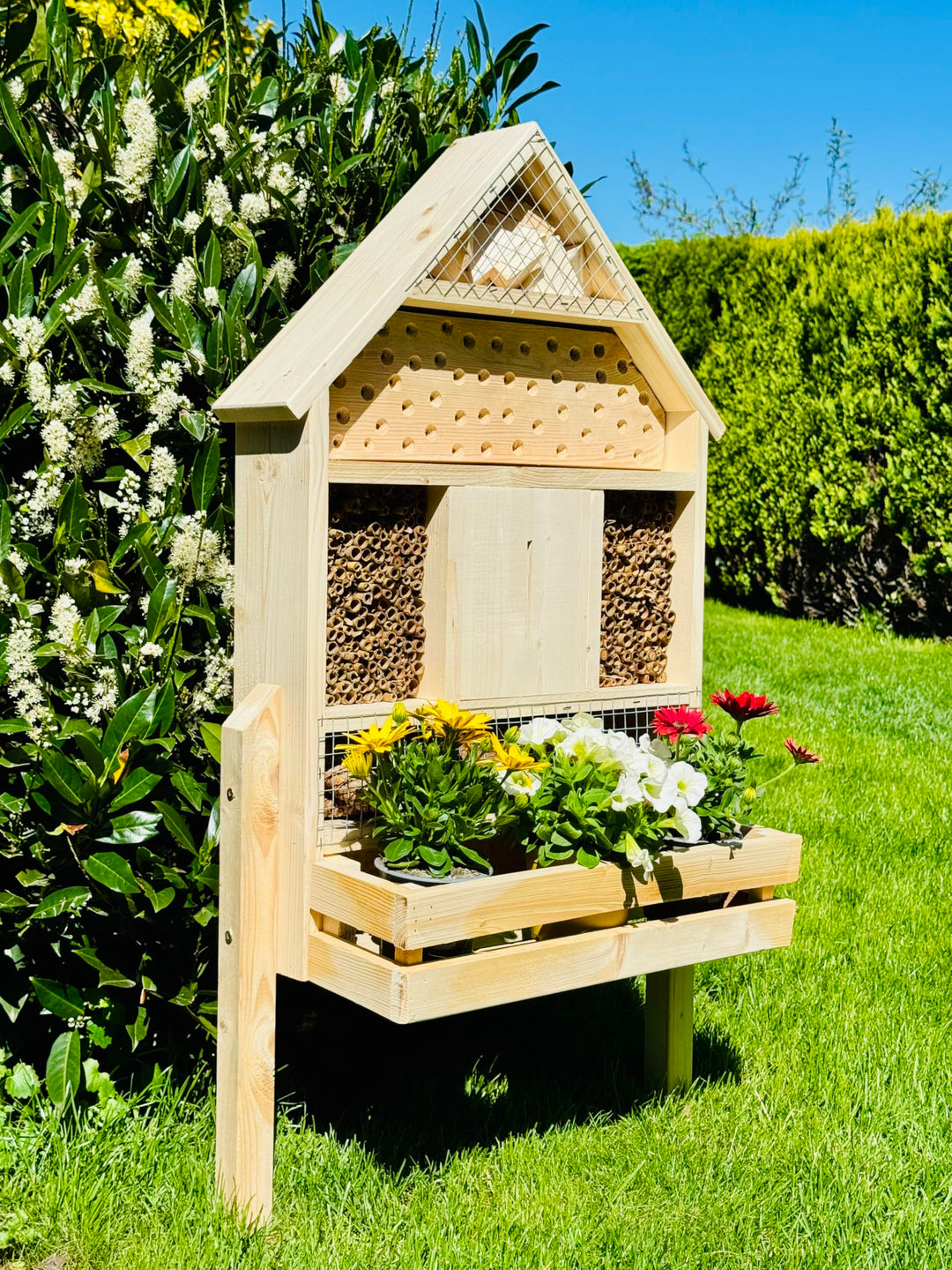 handgefertigtes Insektenhotel XL Wildbienen Nisthilfe I Insektenhaus mit Blumenkasten aus Holz und S