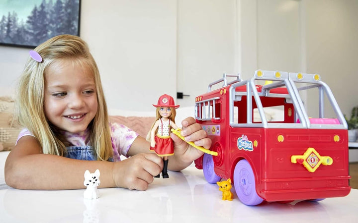 Barbie HCK73 - Feuerwehrauto Spielset, Chelsea Puppe (ca 18 cm), ausklappbares Feuerwehrauto, 15+ Zu