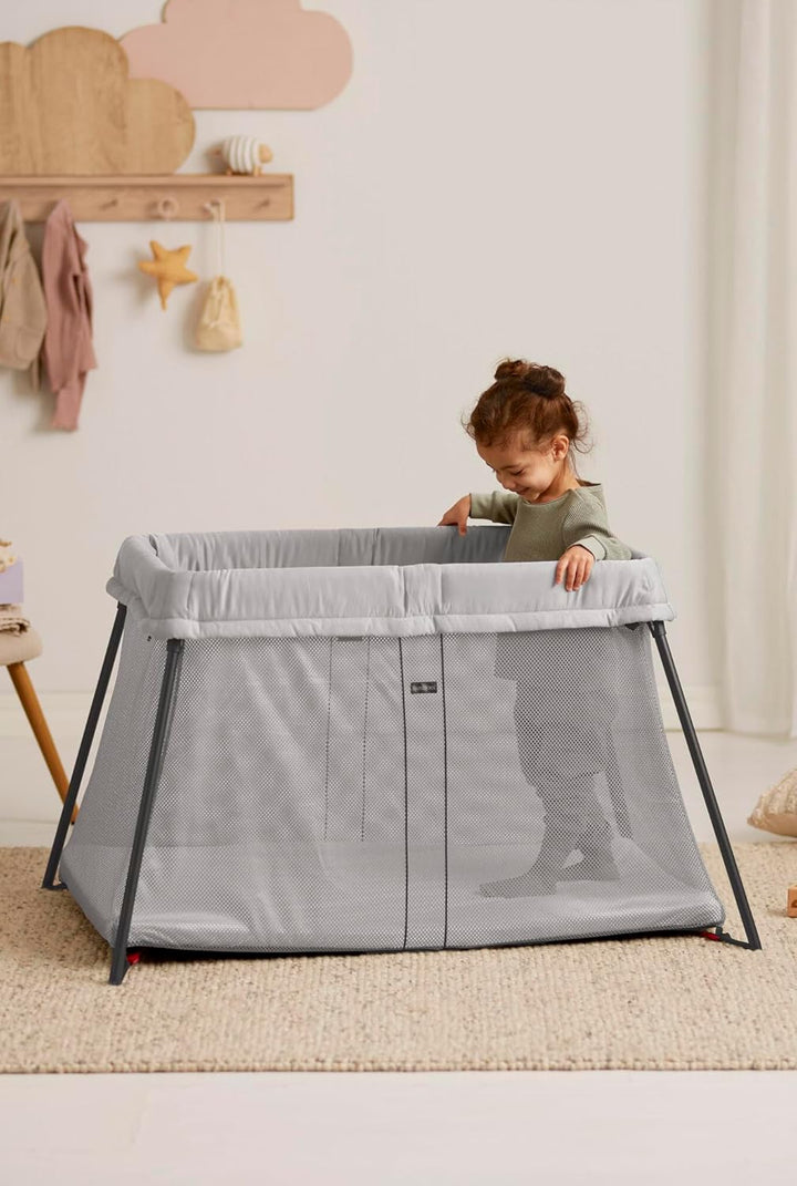 BabyBjörn Reisebett Light mit Spannbetttuch für Reisebett Light, Silber Silber Einfarbig, Silber Ein