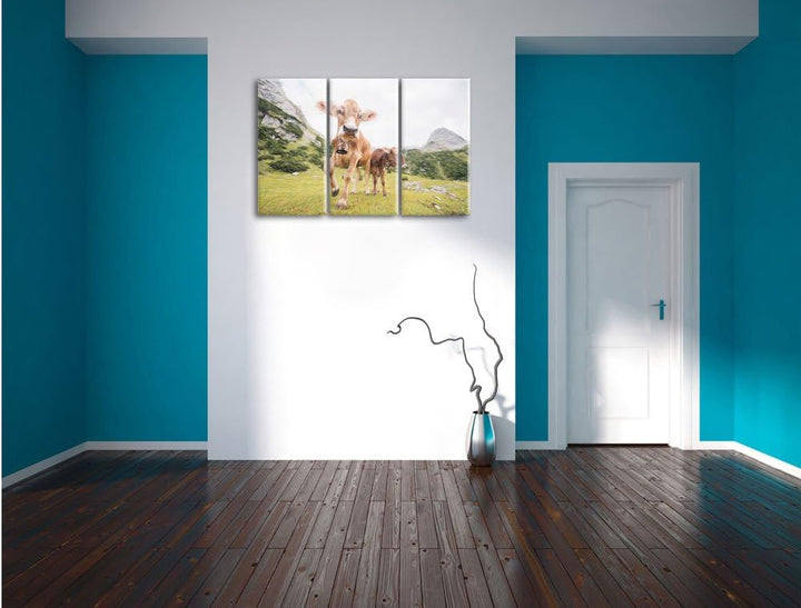 Pixxprint Almkuh auf der Weide als Leinwandbild/Grösse: 3 Teilig (120x80 cm) cm/Wandbild/Kunstdruck/