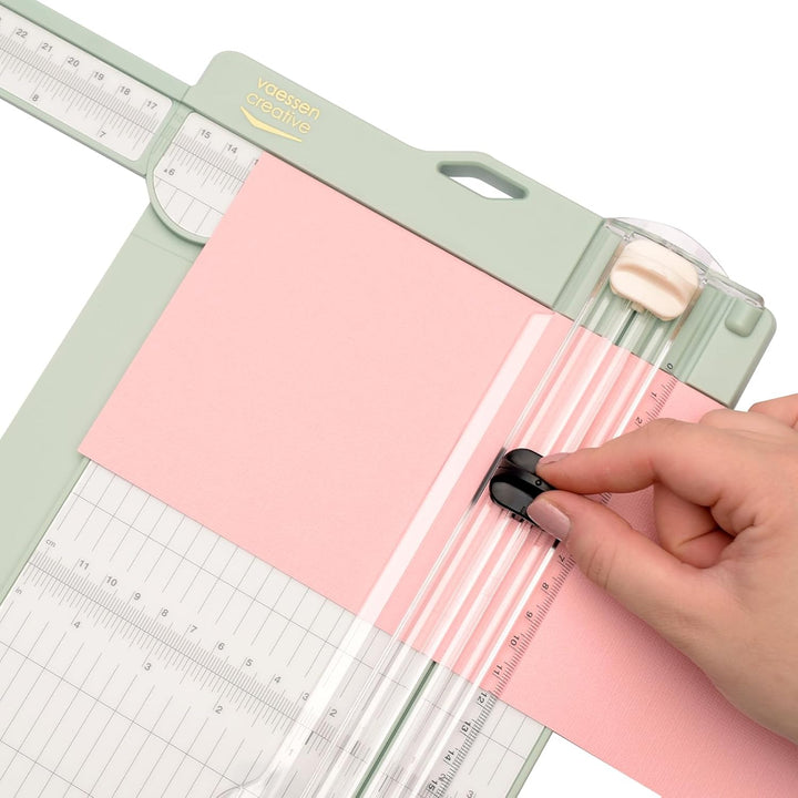Vaessen Creative Papierschneider mit Falzbrett 15,2 x 30,5 cm - Inklusive 3-in-1 Eckenstanzer - 4-7-