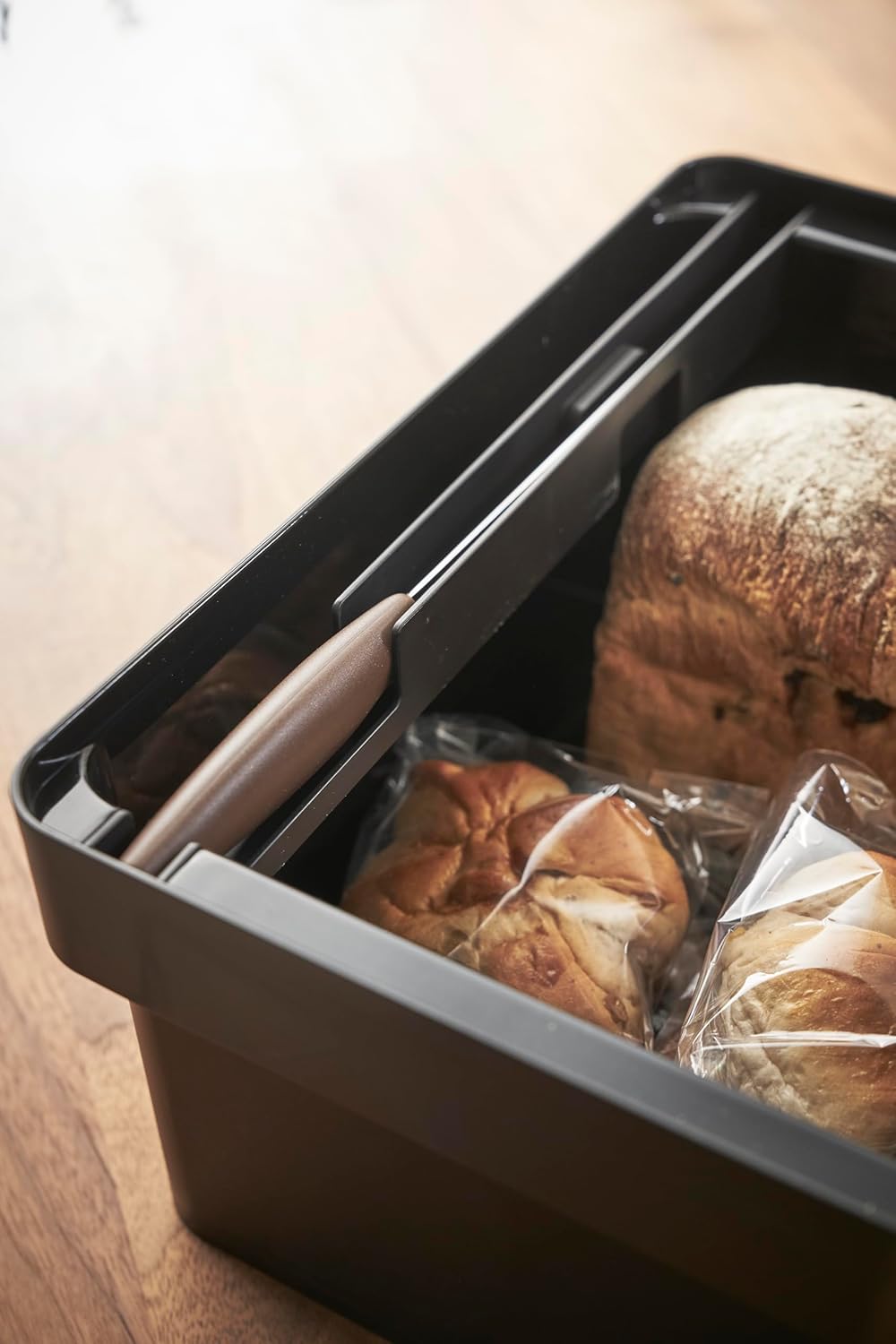 Yamazaki 4947 TOWER Brotkasten mit Messerablage, schwarz, Polypropylen/Bambus, Minimalistisches Desi
