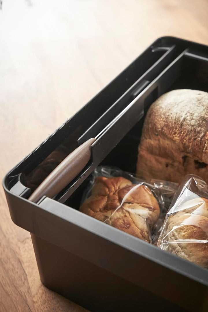 Yamazaki 4947 TOWER Brotkasten mit Messerablage, schwarz, Polypropylen/Bambus, Minimalistisches Desi