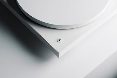 Pro-Ject Debut PRO White, Special Edition Plattenspieler mit Carbon-Aluminium-Hybrid-Tonarm, elektro