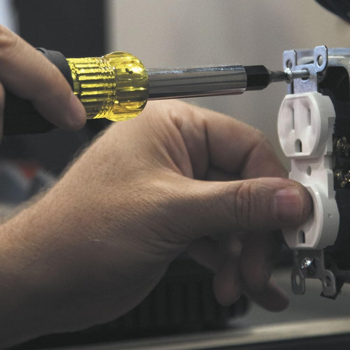 Klein Tools 32517 Multi-Bit-Schraubendreher/Gewindebohrer mit 6 gängigen Gewindebohrergrössen, 4 Sch