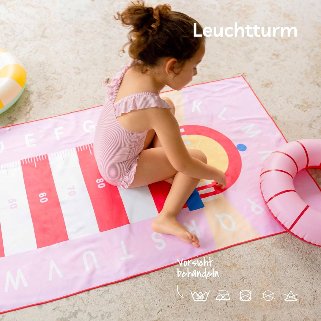 Quut – Strand-/Poolhandtuch für Kinder mit Spiel – Ultraschnell trocknende Mikrofaser, sandfrei – ko