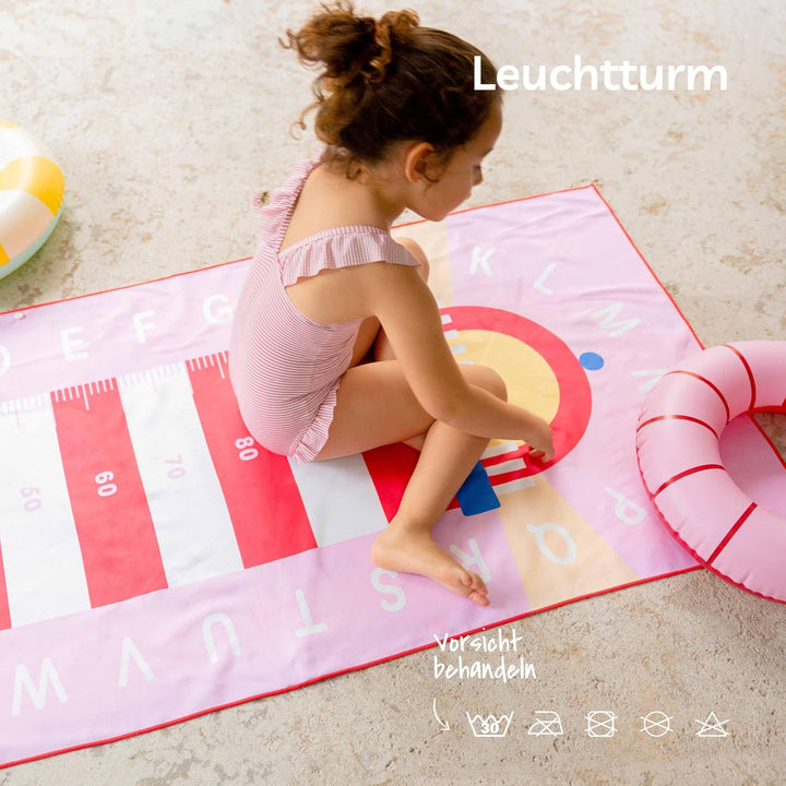 Quut – Strand-/Poolhandtuch für Kinder mit Spiel – Ultraschnell trocknende Mikrofaser, sandfrei – ko