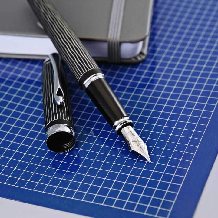DIPLOMAT Excellence A+ / Wave Guillochiert Lapis Schwarz/Füllfederhalter/mit Geschenkbox/Füllhalter