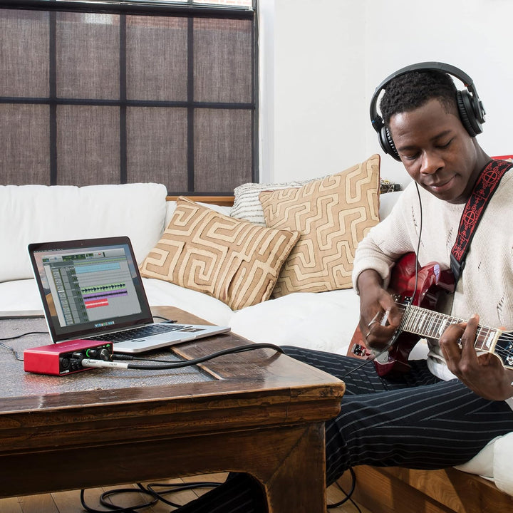 Focusrite Scarlett Solo 3. Gen USB-Audio-Interface-Bundle für Gitarristen, Sänger oder Produzenten.
