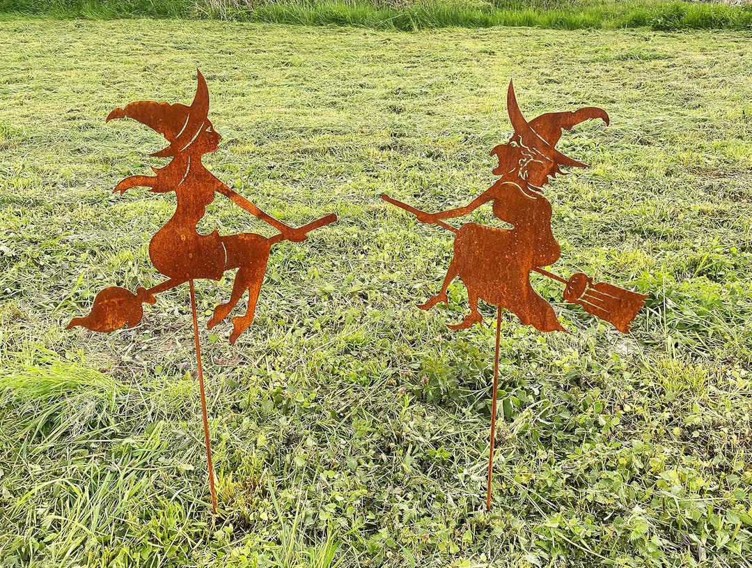 Gartenfigur Alte Hexe auf Besen fliegend klein 30x30cm + Stab Gartenstecker Edelrost Gartendeko Wett