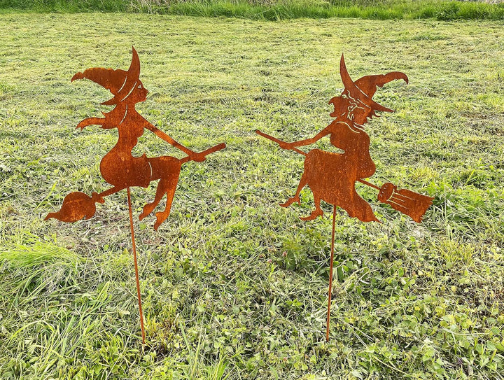 Gartenfigur Alte Hexe auf Besen fliegend klein 30x30cm + Stab Gartenstecker Edelrost Gartendeko Wett