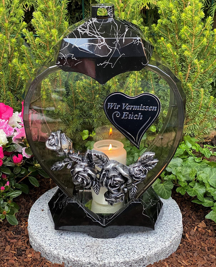 Grablampe Laterne HERZ Form mit Beschriftung '' Wir vermissen Euch'' Grablicht Kerze Grabkerze Grabd
