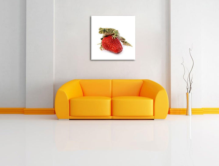 Pixxprint Kleiner Frosch sitzt auf Erdbeere als Leinwandbild/Grösse: 70x70 cm/Wandbild/Kunstdruck/fe