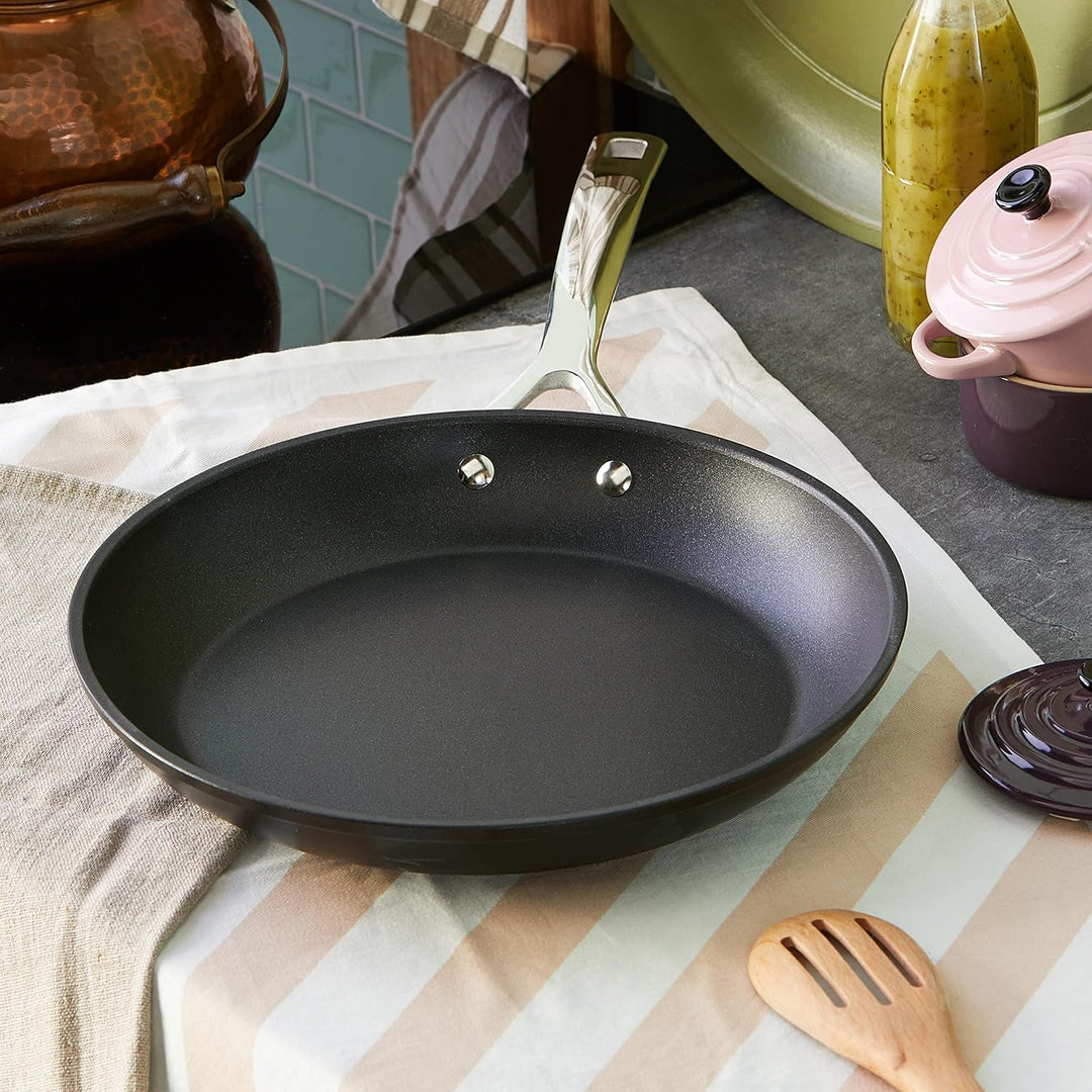 Le Creuset Aluminium-Antihaft flache Pfanne, Ø 28 cm, Für alle Herdarten inkl. Induktion geeignet, A
