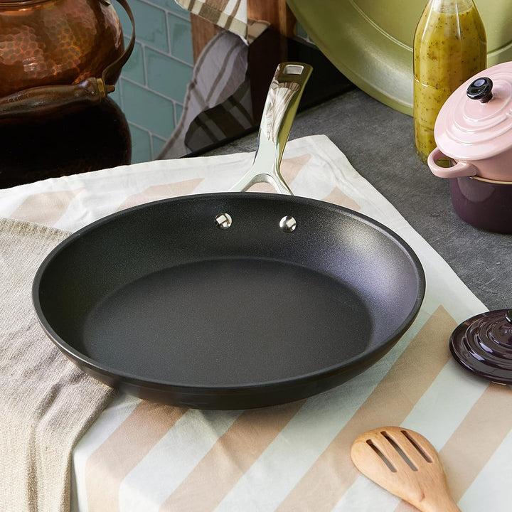 Le Creuset Aluminium-Antihaft flache Pfanne, Ø 28 cm, Für alle Herdarten inkl. Induktion geeignet, A