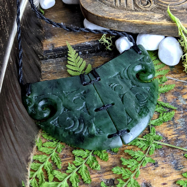 81stgeneration Halskette Koru Gravierte Brustplatte Handgeschnitzte Schwarze Nephrit-Jade für Damen