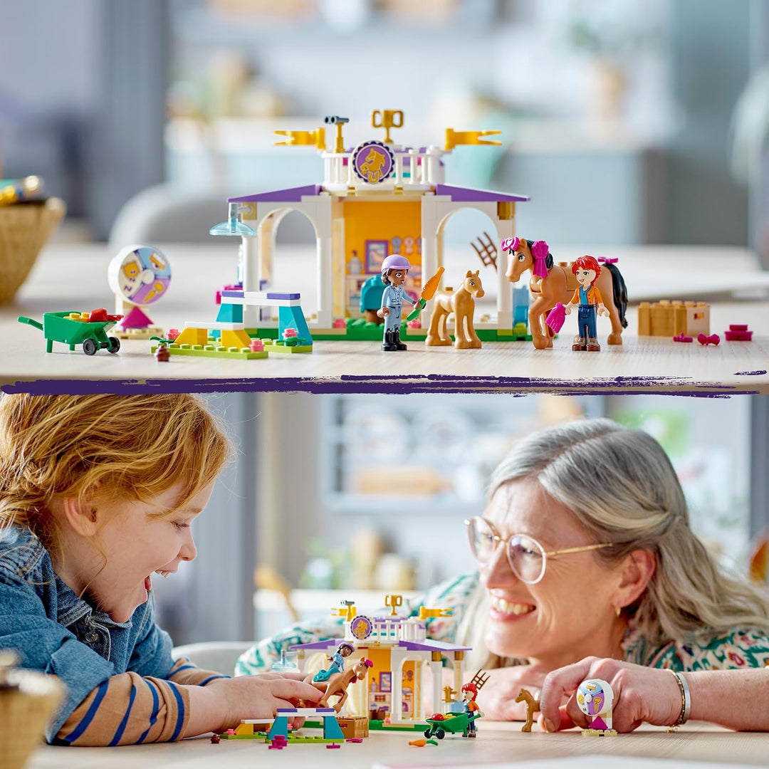 LEGO Friends Reitschule Set mit 2 Spielzeug-Pferden, Aliya und Mia Mini-Puppen, Reitstall- und Pferd