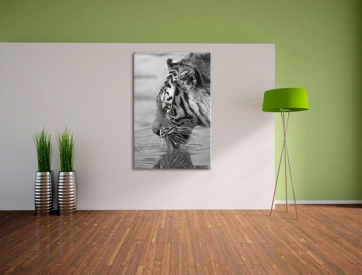 maiestätischer Tiger am Wasserloch schwarz/weiss auf Leinwand, XXL riesige Bilder fertig gerahmt mit