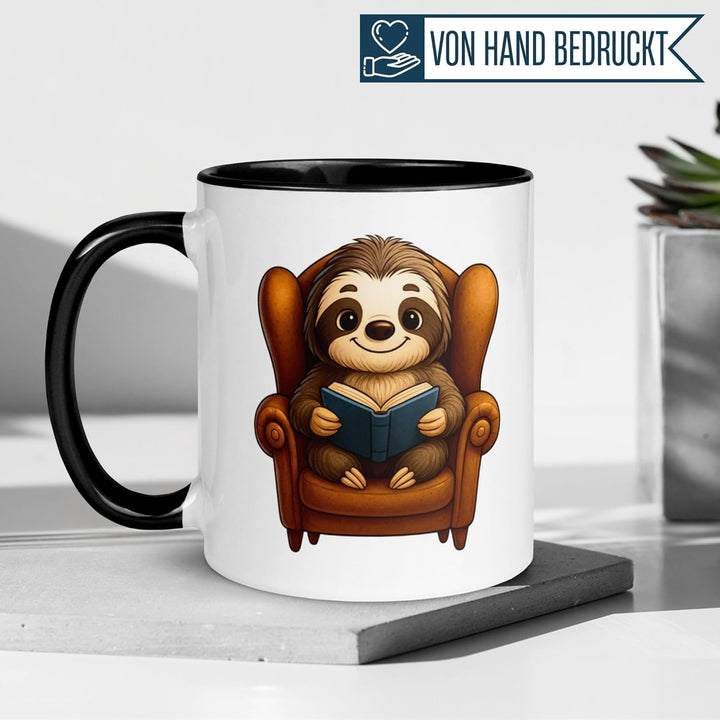 Faultier Tasse | Faultier mit Buch im Sessel | Lustiger Geschenk Becher für Leseratten und Bücherwur