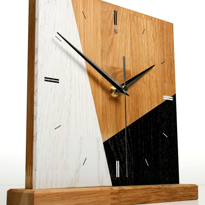 Kreative Feder Designer-STANDUHR „Triangle“ aus Massivholz – analoge TISCHUHR ohne Tickgeräusche (le