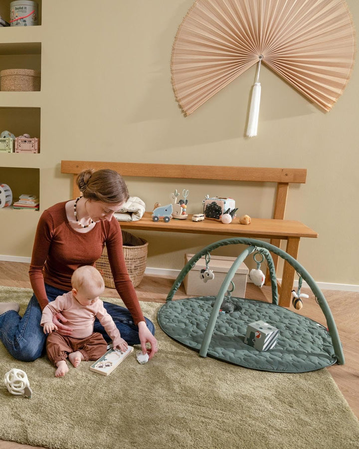 Done by Deer Activity Spielmatte – Tiny Farm – Grün | Baby Krabbeldecke mit Spielbogen & 4 Spielzeug