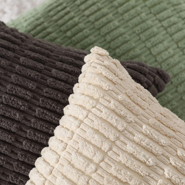 Mandioo 2er Set Beige Plüsch Boho Dekorative Wurf Kissenbezüge 55x55 cm, Super Weich gestreifte Cord