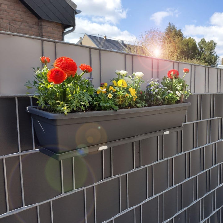 ZAUNIVERSUM Blumenkastenhalter für Ihren Doppelstabmattenzaun - Die Neue Blumenkastenhalterung