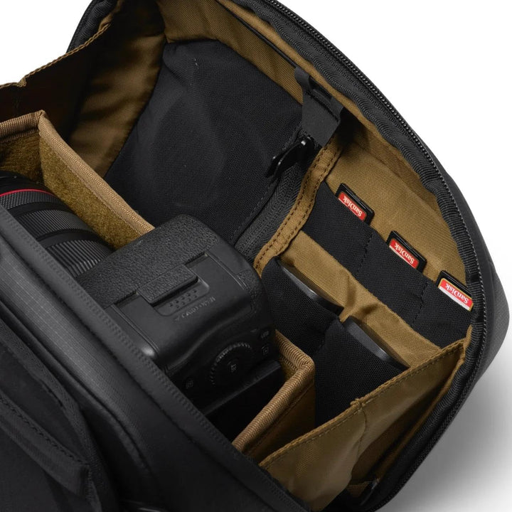 Gomatic Kamera Sling Bag 5L – Kompakte Umhängetasche für DSLR & Systemkamera, Entwickelt mit Peter M
