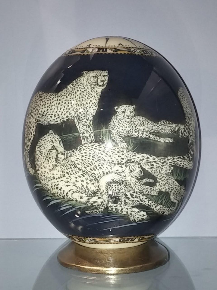Straussenei verziert mit "Black-Cheetah and Ethnic Top"