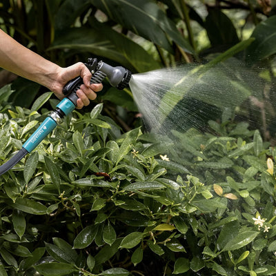 Navaris Flexibler Gartenschlauch 30,5m - Flachschlauch mit Brause und Schnelladaptern - Wasserschlau