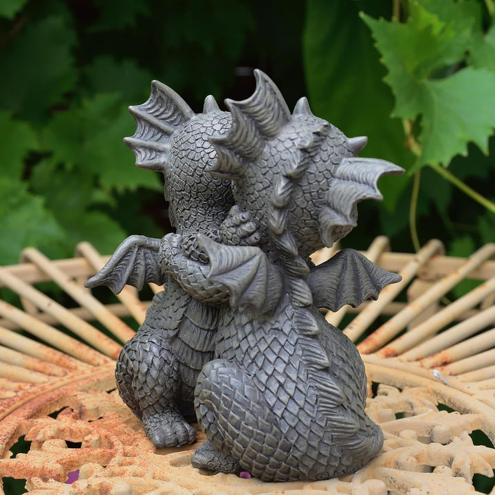 MystiCalls by Mayer Chess Gartenfigur Gartendrache - Modell Loves klein - Fantasy Figur Deko Drache