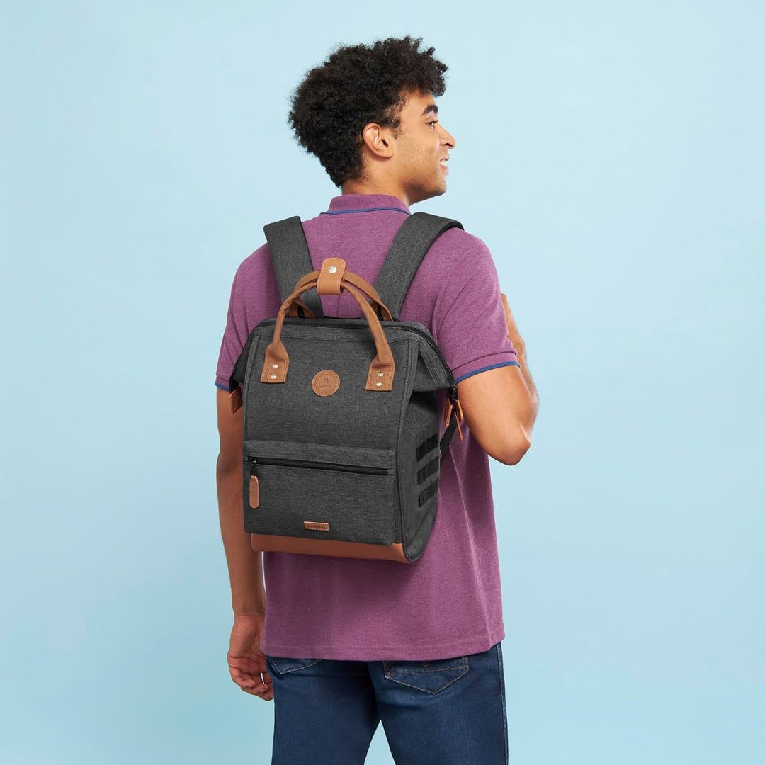 Cabaïa - Adventurer Rucksack London Medium 18L - Wasserabweisend - Laptopfach bis zu 13 Zoll - 2 Vor