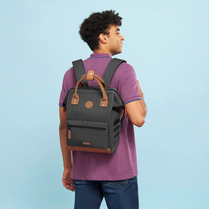 Cabaïa - Adventurer Rucksack London Medium 18L - Wasserabweisend - Laptopfach bis zu 13 Zoll - 2 Vor
