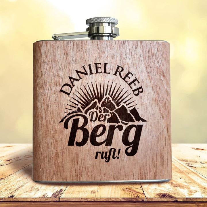 Holz Flachmann Der Berg ruft, mit persönlicher Namens Gravur! Geschenk Wandern Klettern Bergsteiger