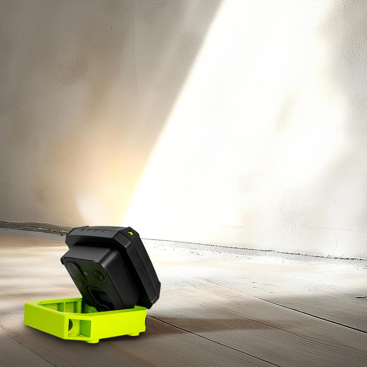 Luceco LED-Kompakt-Magnet-Arbeitsleuchte mit USB-Anschlüssen, 2 Leuchtmodi, Tragegriff und Haken, In