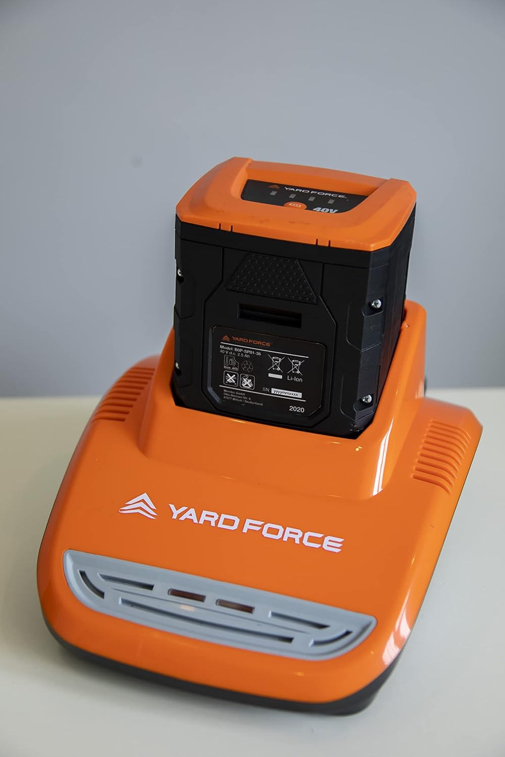 Yard Force Akku Ladegerät AL G03C (für 40 Volt Werkzeugakkus, Ladegerät mit Überlast- / Überhitzungs