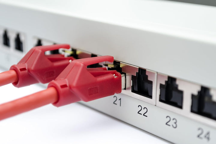 DIGITUS Patchpanel - 19-Zoll - Cat-6A - 24-Port RJ45 - Geschirmt - LSA Patch-Feld - Rack-Montage 1HE