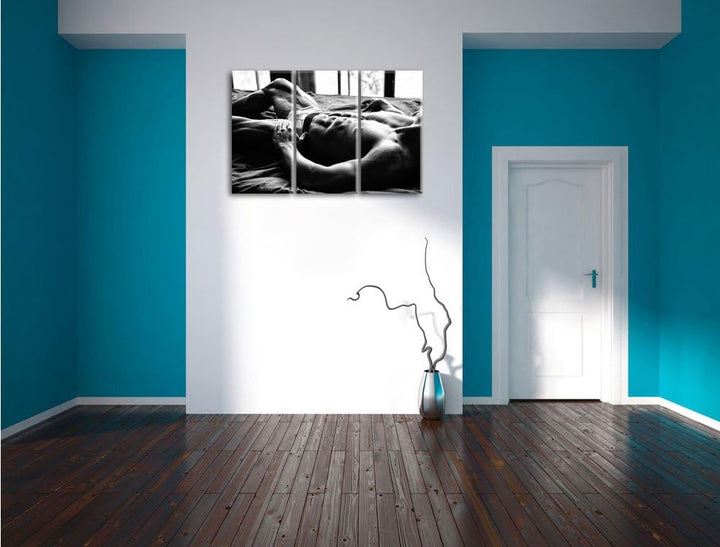 Pixxprint Muskulöser Mann im Bett Kunst B&W 3-Teiler Leinwandbild 120x80 Bild auf Leinwand