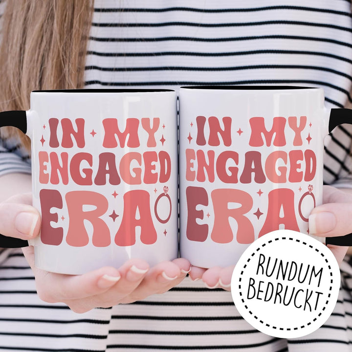 Verlobung Tasse mit Spruch – Geschenk In my engaged Era – Kaffeetasse 330ml aus Keramik – Paar Liebe