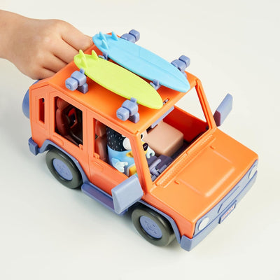 Giochi Preziosi Bluey Auto 4 x 4 Familienfahrzeug, inklusive Papa Bandit Hoch, ca. 8 cm und 2 Surfbr