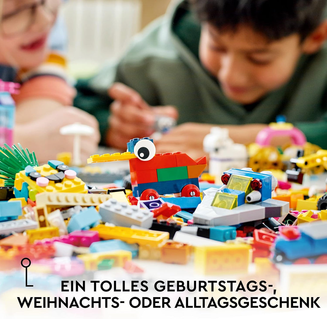 LEGO 11021 Classic 90 Jahre Spielspass Set, Bausteine-Box mit 15 Mini-Modellen legendärer Spielzeuge