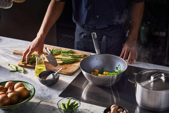 Fiskars Wokpfanne, Ø 28 cm / 4,5 L, Beschichtete Pfanne, Für alle Kochfelder geeignet, Recycelter Ed