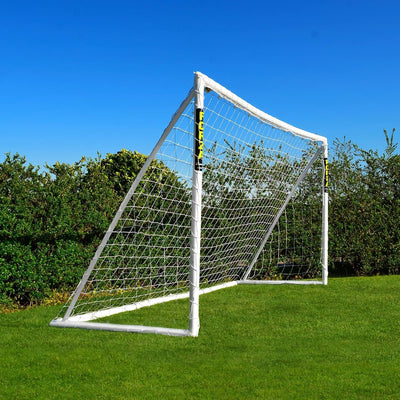 FORZA Fussballtor mit einem Klicksystem – das Fussball-Tor kann das ganze Jahr über bei jedem Wetter