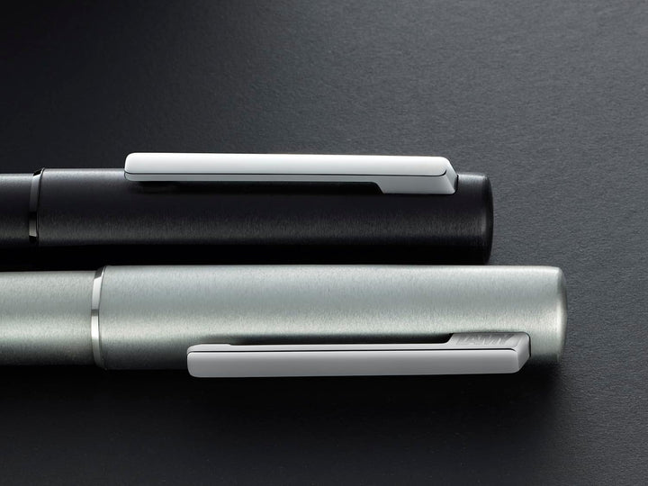 Lamy aion Füllhalter 077 Füller aus eloxiertem Aluminium in der Farbe Olive-Silber mit gestrahltem G