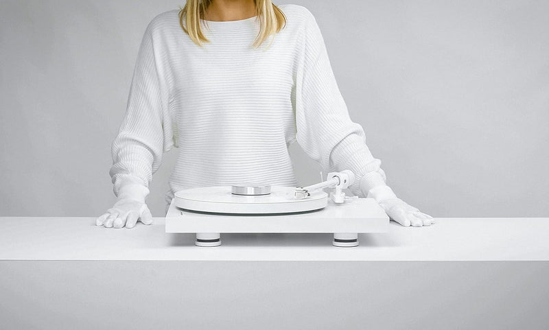 Pro-Ject Debut PRO White, Special Edition Plattenspieler mit Carbon-Aluminium-Hybrid-Tonarm, elektro