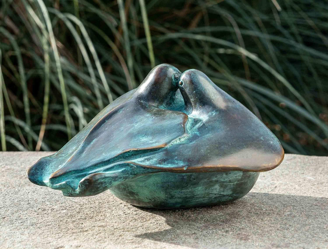 IDYL Bronze-Skulptur Zwei Tauben | 11x18x18 cm | Tierfigur aus Bronze handgefertigt | Gartenskulptur