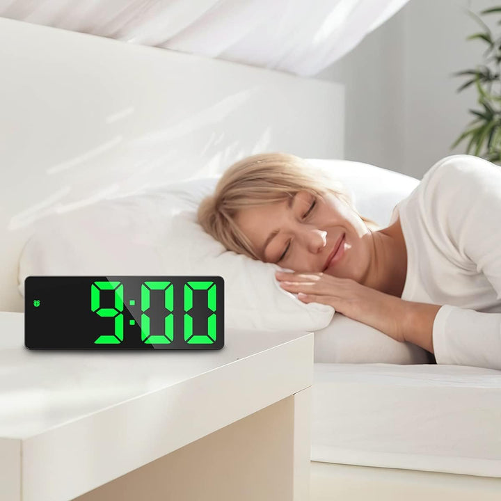 Digitale Wecker, LED Uhr, Tischuhr mit Temperaturanzeige, Reisewecker, einstellbare Helligkeit, 12/2