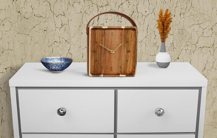 Spetebo Holz Standuhr mit Griff in Leder Optik - 22 cm - Retro Tischuhr analog - Tisch Deko Uhr ecki