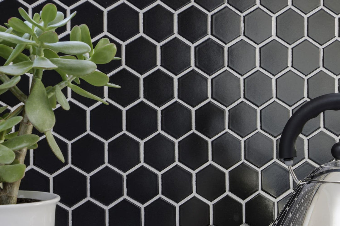Mosaik Hexagon uni schwarz matt Keramik, Mosaikstein Format: 51x59x5 mm, Bogengrösse: 325x281 mm, 10