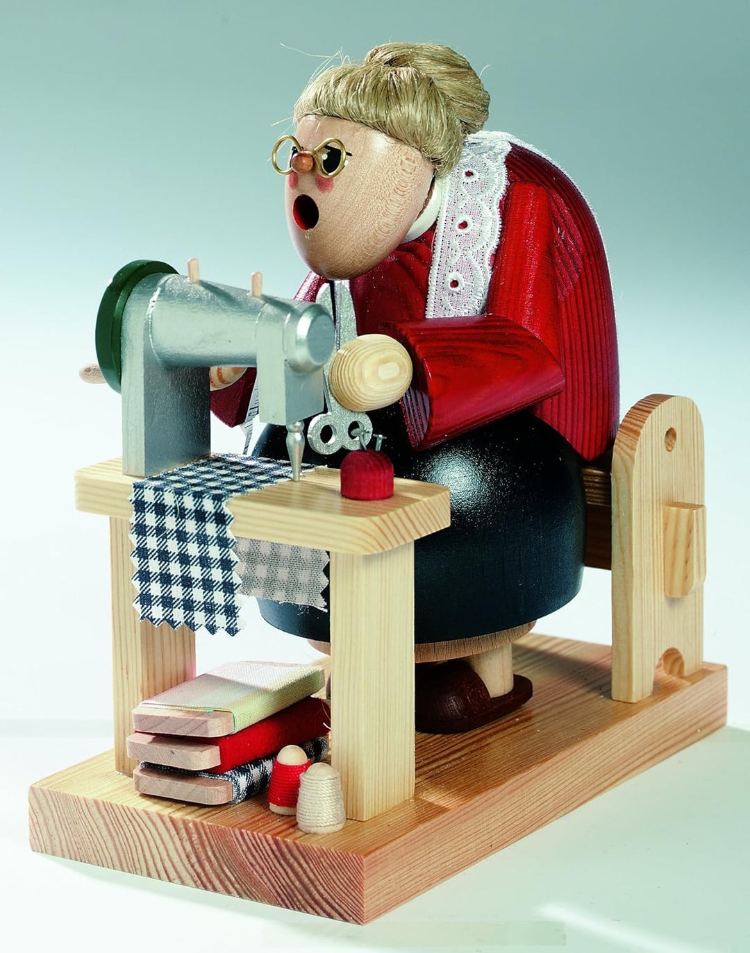 KWO Olbernhau 21011 Räuchermännchen Schneiderin sitzend, 16 cm
